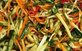 Овощи по-корейски — пекинская капуста, морковь и перец с чесноком